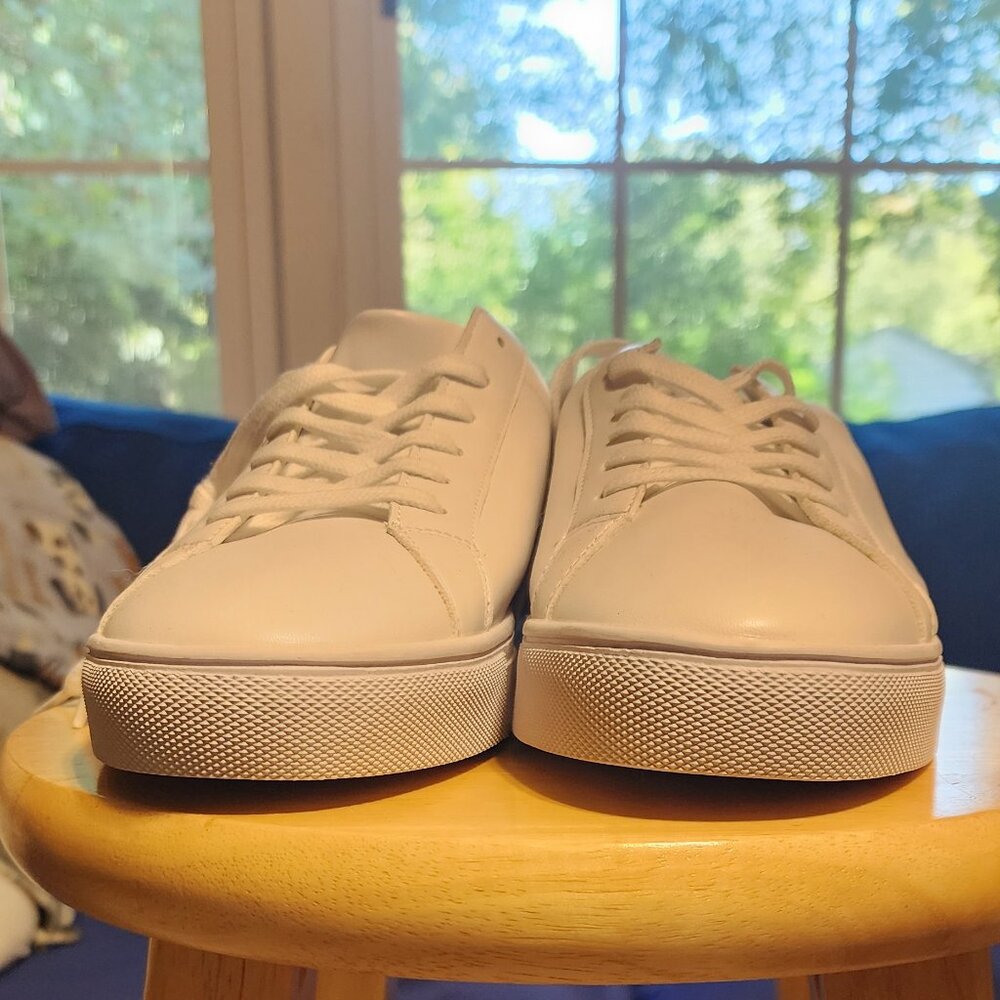 Men's 9.5 Clsc branded white sneakers